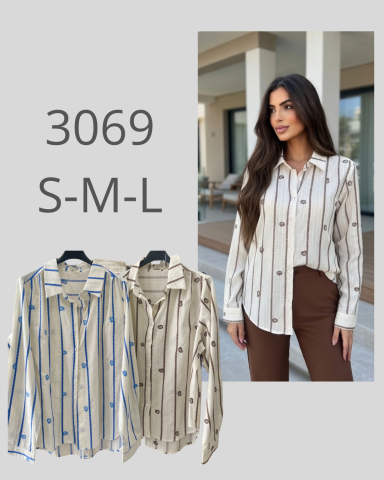 Camisa de rayas en blanco y azul, disponible en tallas S, M y L. Modelo posando.