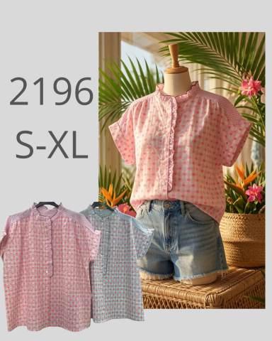 Camisa de manga corta con estampado, disponible en colores rosa y gris, acompañada de pantalones cortos.