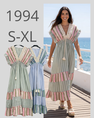 Vestido largo de rayas en tonos pastel, con tirantes y detalles de borlas. Disponibles en S-XL.