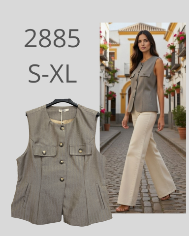 Chaleco gris con botones y pantalones claros en un entorno urbano. Tallas S-XL.