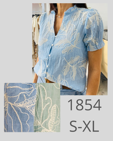 Blusa de denim azul con bordado blanco, disponible en tallas S-XL.