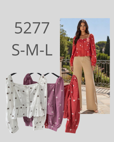 Mujer modelando blusa de lunares junto a tres blusas en colores blanco, púrpura y rojo.