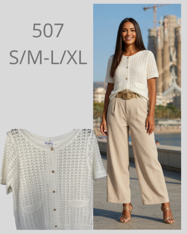 Modelo con blusa blanca de botones y pantalones beige en un fondo urbano.
