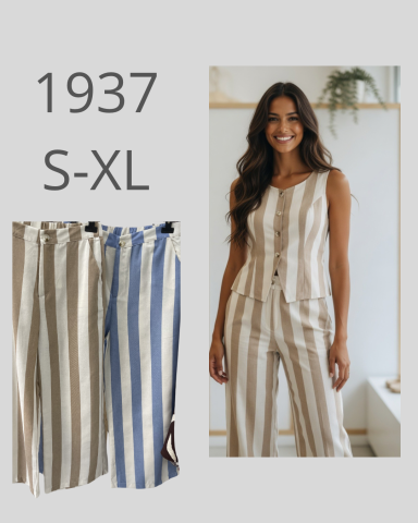 Mujer sonriente con un conjunto de rayas, junto a pantalones de rayas en colores neutros.
