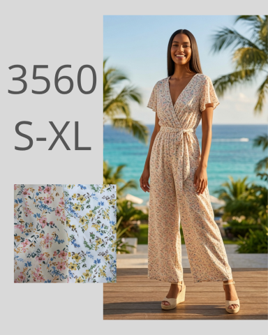 Mujer sonriente con un mono beige frente al mar y muestra de tela con estampado floral.