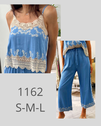 Conjunto de blusa y pantalón azul con detalles de encaje en la parte superior. Tallas S-M-L.