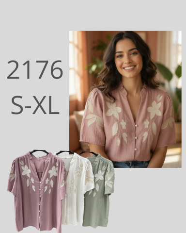 Mujer sonriente con blusa rosa decorada, fondo de luz natural, varias blusas en la parte inferior.