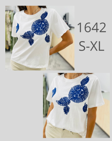 Camiseta blanca con estampado azul de tortuga y hojas, disponible en tallas S a XL.