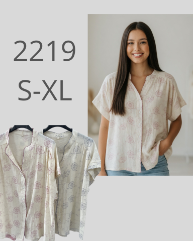 Blusa ligera con patrones, disponible en tallas S-XL, modelo sonriente.