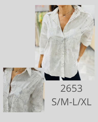 Camisa blanca de manga larga con estampado sutil, disponible en tallas S/M/L/XL.