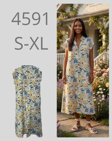 Mujer con vestido floral de verano, sonrisa, en un entorno al aire libre.