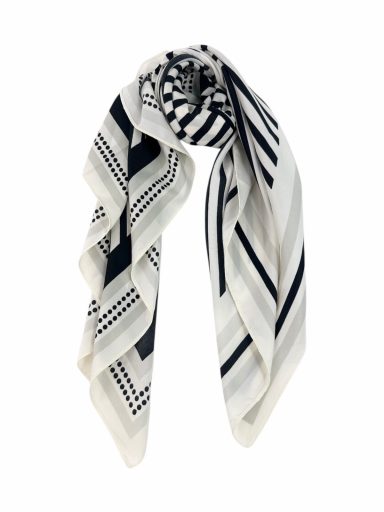 Bufanda blanca con rayas negras, enrollada y colocada de forma elegante.