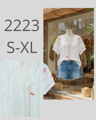 Blusa blanca con bordados y pantalones cortos de mezclilla, disponible en tallas S-XL.