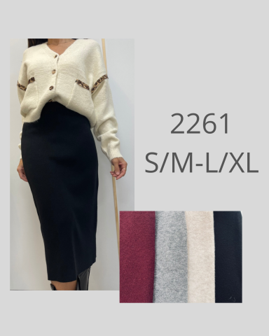 Mujer vistiendo un suéter claro y una falda oscura, con opciones de color.