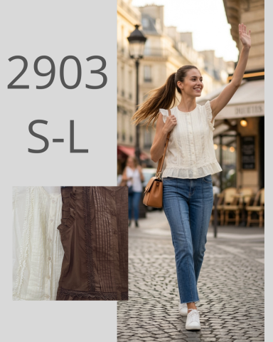 Mujer sonriente con top blanco y jeans, caminando por una calle europea.