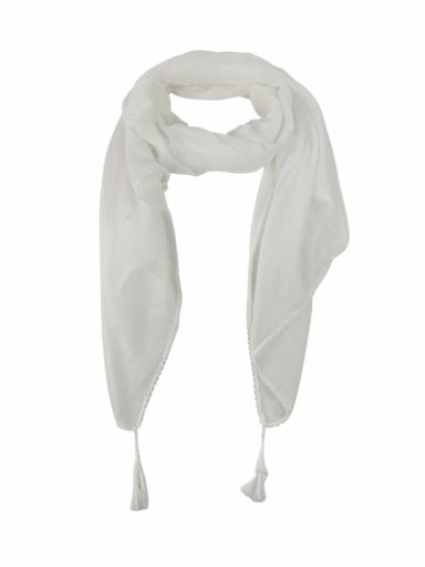Bufanda blanca de tejido ligero con flecos en los extremos.