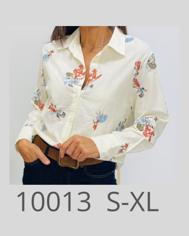 Camisa blanca con estampado colorido de flores y figuras, disponible en tallas S-XL.