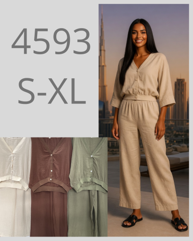 Mujer de pie con atuendo beige, fondo urbano y detalles de tallas S-XL.