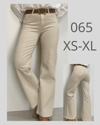 Pantalones beige de corte recto, modelo 065, disponible en tallas XS a XL.