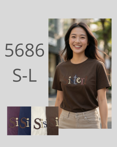 Mujer sonriente con camiseta marrón, texto colorido, fondo urbano.