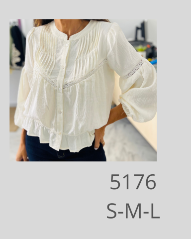 Blusa blanca con mangas abullonadas y detalles plisados, disponible en tamaños S-M-L.
