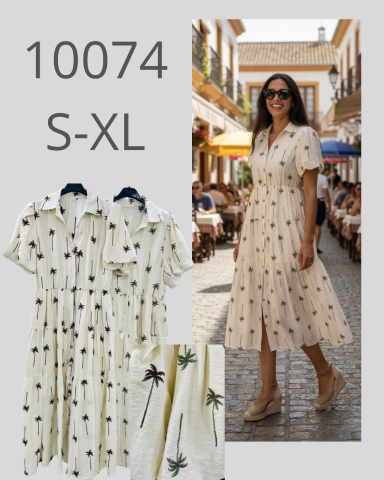 Mujer sonriente con vestido blanco con estampado, paseando por una calle adornada.