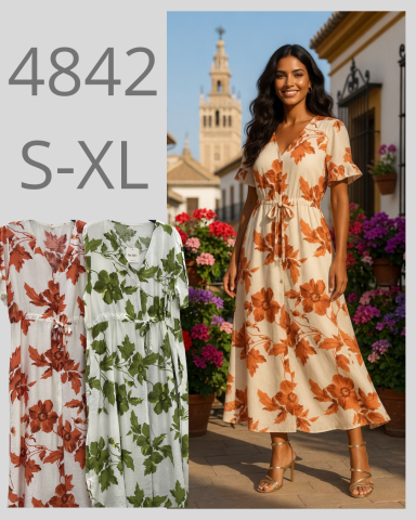 Mujer sonriente con vestido floral en un entorno colorido y elegante. 