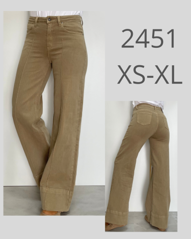 Pantalones de corte ancho en color marrón, disponibles en tallas XS a XL.