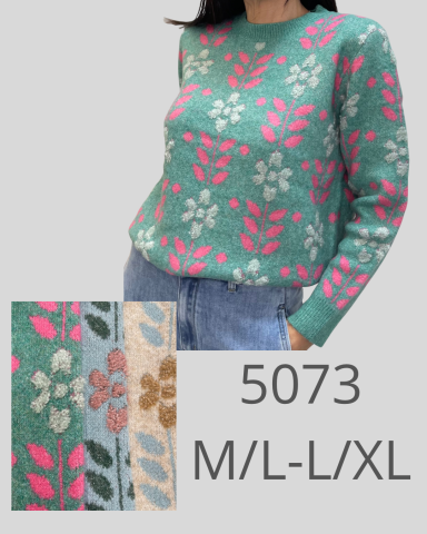 Suéter de color verde con estampado floral en tonos rosa y neutros, disponible en varias tallas.