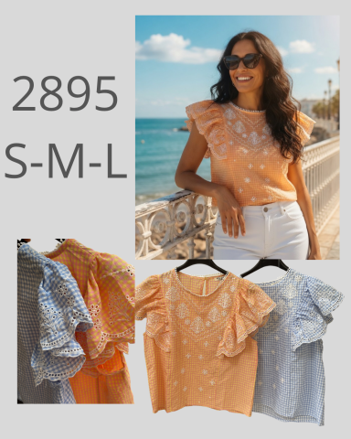 Mujer sonriente en la playa con blusa de volantes. Blusas en naranja y azul colgadas.