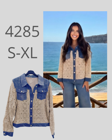 Mujer sonriente con una chaqueta de mezclilla y un fondo de mar. Texto: "4285 S-XL".