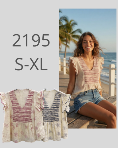 Blusa de manga corta con volantes, disponible en tallas S a XL, modelo sonriente en la playa.