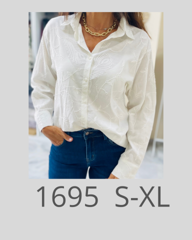 Camisa blanca de botones con cuello, combinada con jeans. Tallas S-XL.