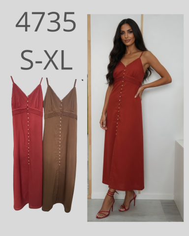Mujer con vestido largo rojo con botones, disponible en tallas S a XL.