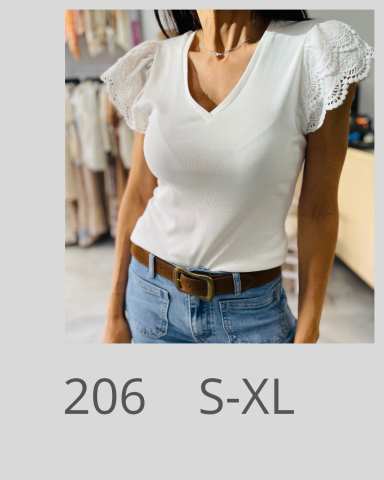 Top blanco con mangas cortas y ribetes, combinado con jeans y cinturón. Tallas S-XL.