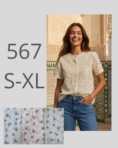 Mujer sonriente con blusa clara y jeans, fondo de azulejos decorativos. Tallas S-XL.