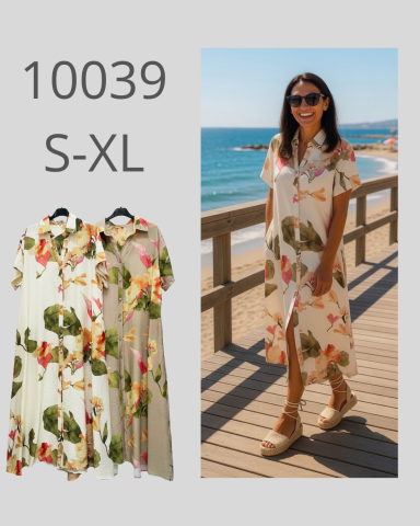 Vestido floral largo en tonos claros, mujer sonriente en la playa.