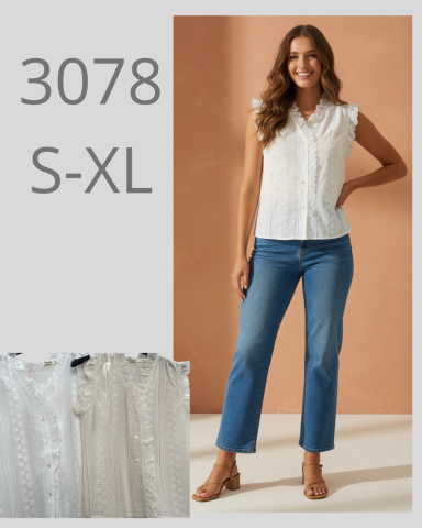 Mujer sonriente con blusa blanca y pantalones de mezclilla, sobre fondo beige.