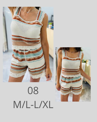 Conjunto de dos piezas con rayas en tonos claros y diseño de tirantes. Tallas M/L-L/XL.