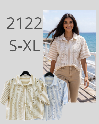 Camisa de hombre en tonos claros, modelo con vista al mar y fondo de escaleras. Tallas S-XL.