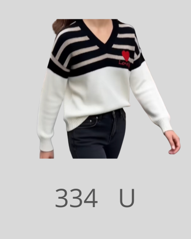 Persona vistiendo un suéter de rayas en blanco y negro con un diseño de corazón rojo.