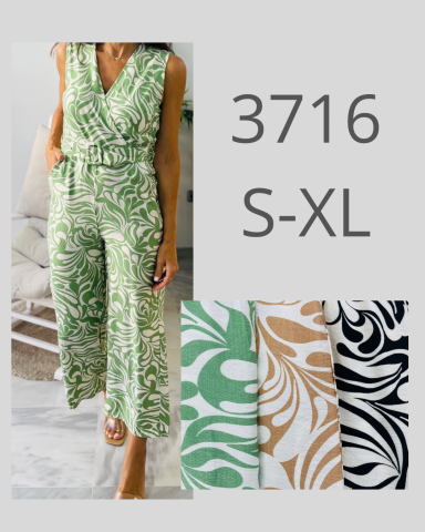 Mujer con mono verde y estampado floral; muestras de telas en verde, marrón y negro.