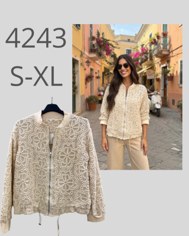 Modelo luciendo una chaqueta clara con diseño en un entorno urbano con flores.