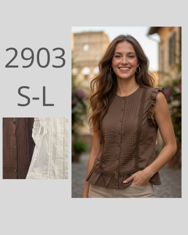 Mujer sonriente con blusa marrón y detalles de volantes, fondo de calle con flores.