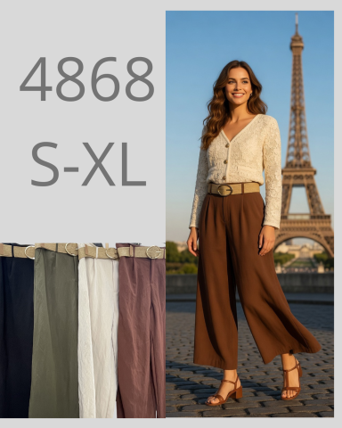 Mujer sonriente con pantalones marrones frente a la Torre Eiffel, con opciones de prendas abajo.
