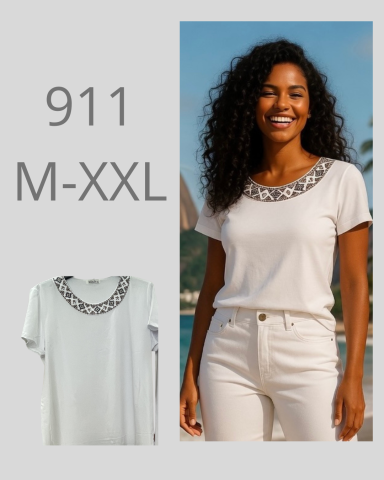 Mujer sonriente con camiseta blanca y detalles en el cuello, vestida con pantalones claros.
