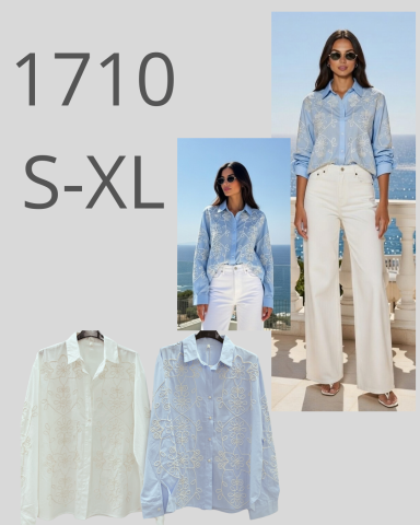 Camisa de rayas azul claro, modelo con pantalones blancos, disponible en tallas S-XL.