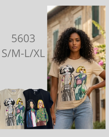 Mujer con camiseta ilustrada de personajes, fondo de edificio antiguo y plantas.