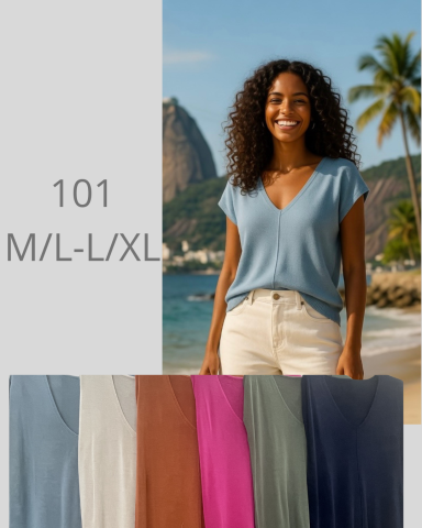 Mujer sonriente en la playa, llevando una camiseta azul y pantalones claros, con opciones de colores.