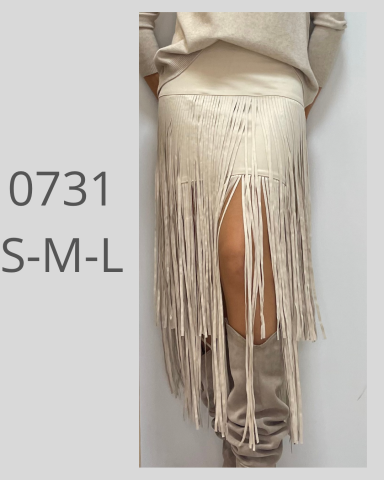 Falda larga de color crema con flecos y abertura lateral. Tallas S, M, L.